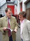 SPD-Kreisvorsitzender Sascha Binder zusammen mit Brauer Ulrich Kumpf vor der Geislinger Kaiser-Brauerei