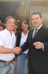 SPD-Kreischef Sascha Binder mit Generalsekretär Hubertus Heil (r.) vor dem Faurndauer Farrenstall. FOTO: CARLUCCI